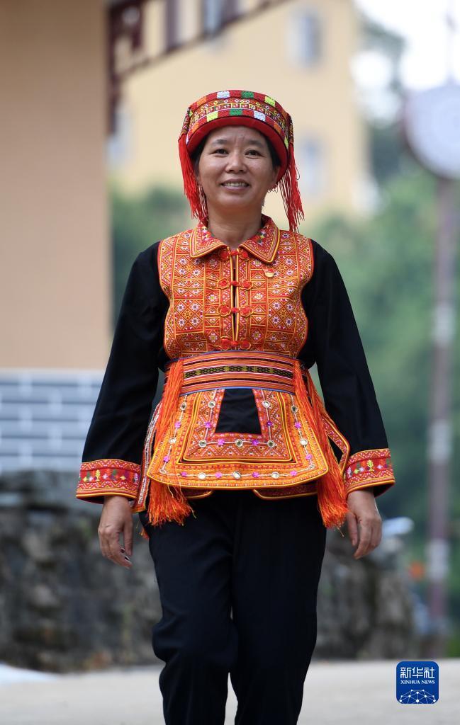 　在廣西蒼梧縣六堡鎮(zhèn)山坪村，祝雪蘭走在村道上（2022年9月22日攝）。新華社記者 陸波岸 攝